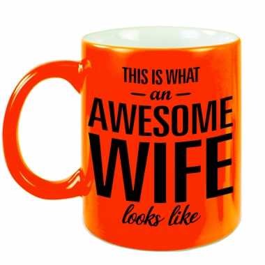 Awesome wife / echtgenote fluor oranje cadeau mok / verjaardag beker 330 ml