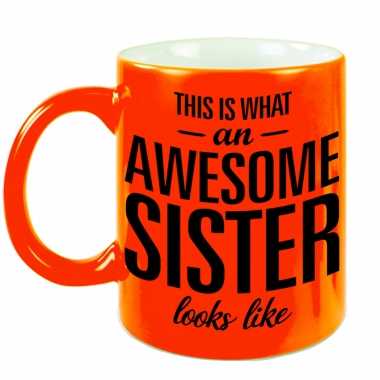 Fluor oranje awesome sister cadeau mok / beker voor je zus 330 ml