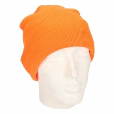 Warme gebreide muts in het fluor oranje