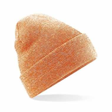 Warme gebreide muts in het oranje gemeleerd