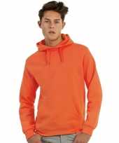 Oranje trui met capuchon