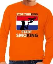 Stop thinking start smoking sweater oranje heren